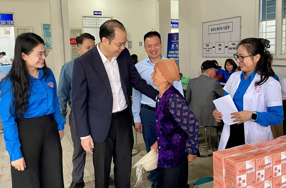 180 thầy thuốc trẻ Thủ đô khám bệnh, tư vấn chăm sóc sức khỏe người dân 180 thầy thuốc trẻ Thủ đô khám bệnh, tư vấn chăm sóc sức khỏe người dân