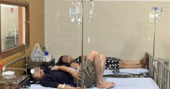 19 người vào viện nghi ngộ độc sau khi ăn bánh mì ở TPHCM