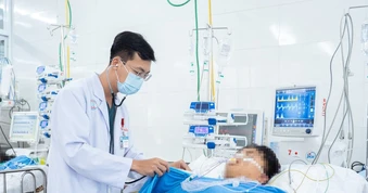 2 thợ lặn trong vụ xe khách lao xuống vực phải mổ cấp cứu, hiện sức khỏe ra sao?