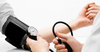20 tuổi, huyết áp 180/100 mmHg, bất ngờ phát hiện u tuyến thượng thận