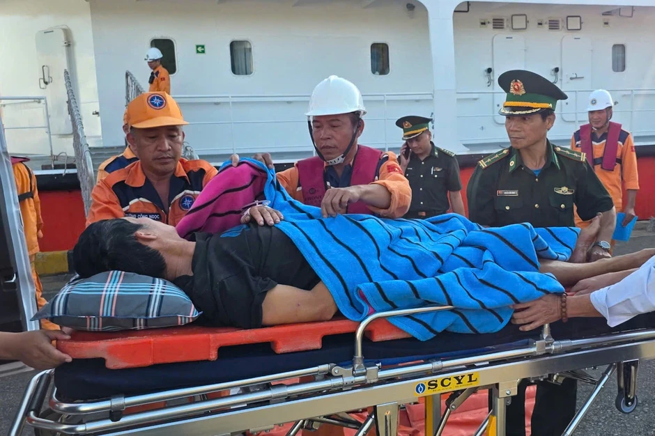 26 giờ cứu ngư dân nghi bị tai biến gần đặc khu Hoàng Sa 26 giờ cứu ngư dân nghi bị tai biến gần đặc khu Hoàng Sa