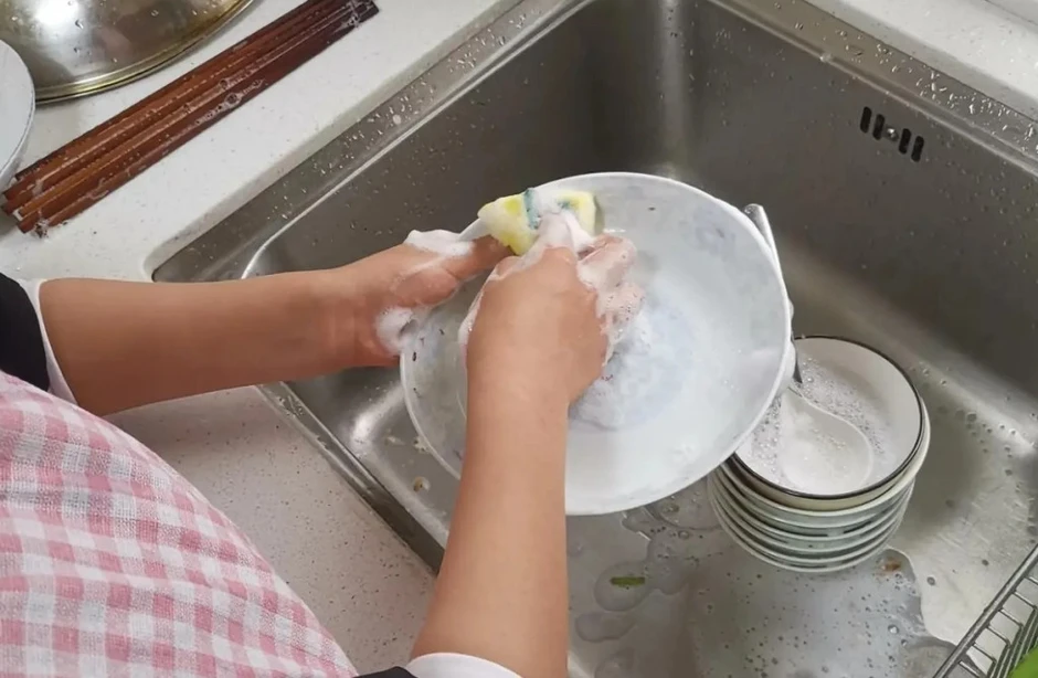 3 người một nhà lần lượt phát hiện ung thư tuyến giáp chỉ vì hay quên 1 điều mỗi khi rửa bát! 3 người một nhà lần lượt phát hiện ung thư tuyến giáp chỉ vì hay quên 1 điều mỗi khi rửa bát!