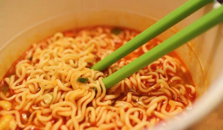 3 thói quen ăn mì tôm cần bỏ ngay 3 thói quen ăn mì tôm cần bỏ ngay