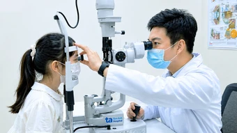 4 bệnh mắt thường gặp ở trẻ dịp hè - Báo TinVina