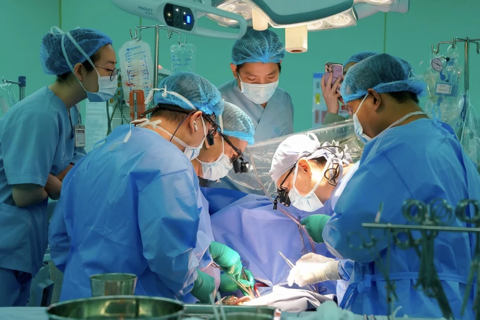 4 giờ vận chuyển, 60 phút ghép tim "hồi sinh" bé trai 6 lần nguy kịch 4 giờ vận chuyển, 60 phút ghép tim "hồi sinh" bé trai 6 lần nguy kịch