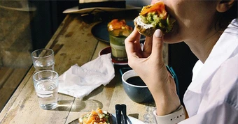 4 nhóm thực phẩm giúp kiềm chế cơn thèm ăn, rất cần biết khi muốn giảm cân hoặc detox cơ thể