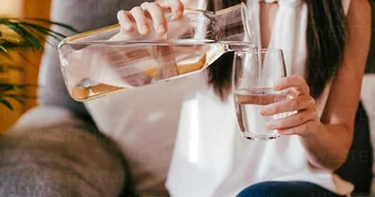 4 thói quen bảo quản nước uống trong nhà cần xem lại