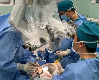 5 giờ nghẹt thở cứu bé trai sơ sinh mang khối u não xuất huyết