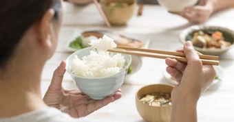 5 thói quen khi ngồi ăn cơm cần bỏ ngay để tránh hại sức khỏe