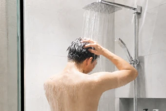 5 thói quen nhiều người làm ngay khi đi nắng về rất hại sức khỏe