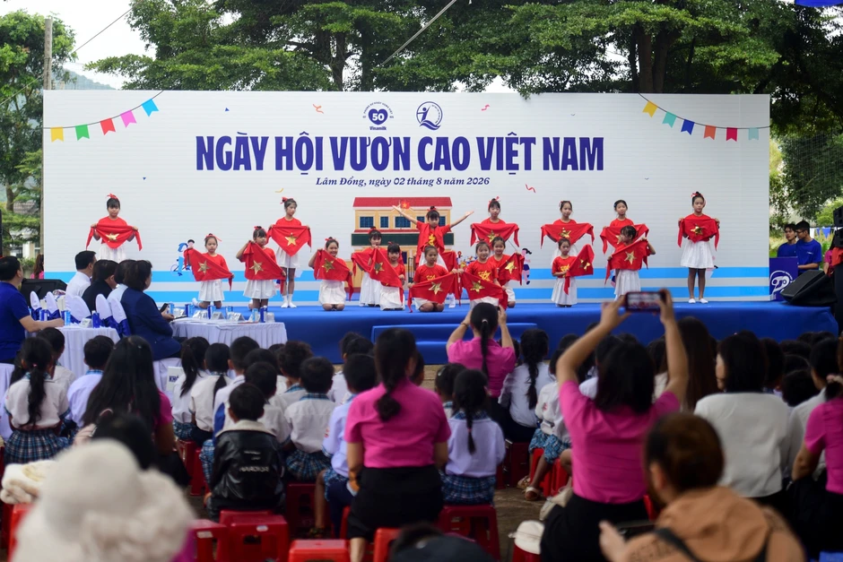 50 năm Vinamilk: Bền bỉ chăm sóc nền tảng cho thế hệ Việt Nam tương lai 50 năm Vinamilk: Bền bỉ chăm sóc nền tảng cho thế hệ Việt Nam tương lai