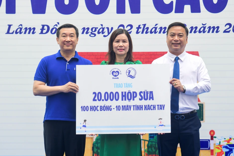 50 năm Vinamilk: Bền bỉ chăm sóc nền tảng cho thế hệ Việt Nam tương lai 50 năm Vinamilk: Bền bỉ chăm sóc nền tảng cho thế hệ Việt Nam tương lai