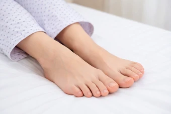 6 dấu hiệu cholesterol cao xuất hiện ở chân vào ban đêm - Báo TinVina