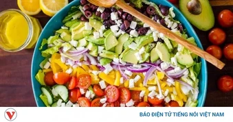 6 thực phẩm nhà nào cũng có, ăn sống bổ dưỡng hơn cả khi nấu chín