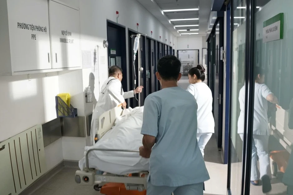 60 phút nghẹt thở cứu 2 chiếc răng bật khỏi hàm cho thiếu niên 16 tuổi 60 phút nghẹt thở cứu 2 chiếc răng bật khỏi hàm cho thiếu niên 16 tuổi