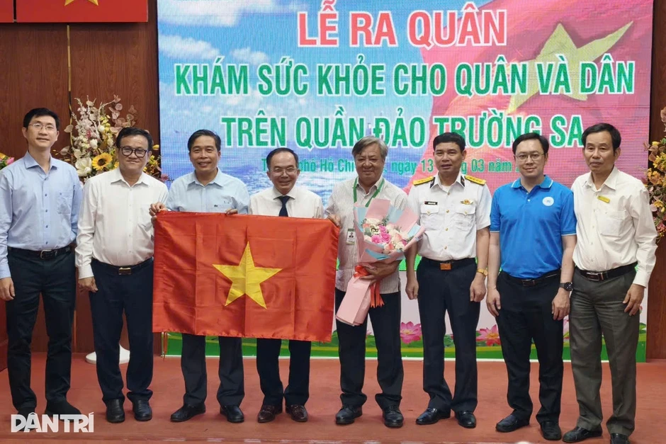 60 y bác sĩ của 4 bệnh viện ở TPHCM làm nhiệm vụ đặc biệt tại Trường Sa 60 y bác sĩ của 4 bệnh viện ở TPHCM làm nhiệm vụ đặc biệt tại Trường Sa