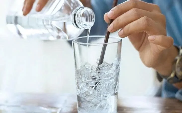 7 lý do bạn nên hạn chế uống nước đá lạnh khi trời nắng nóng 7 lý do bạn nên hạn chế uống nước đá lạnh khi trời nắng nóng