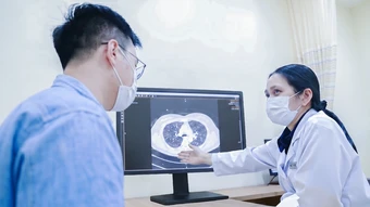 Ai dễ mắc viêm phổi do hít sặc? - Báo TinVina