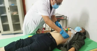 Ai mạnh khỏe hơn giữa người chăm uống nước lọc và chăm uống trà? Nhìn người đàn ông này là rõ!