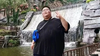 Ám ảnh của chàng trai 250 kg phải ngủ ngồi, đi không lọt cửa