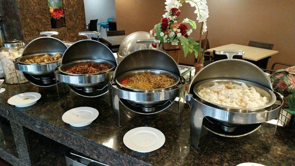 Ăn buffet suốt 2 giờ, cô gái 24 tuổi bụng phình như quả bóng, bác sĩ phải mổ lấy 1,5 kg thức ăn