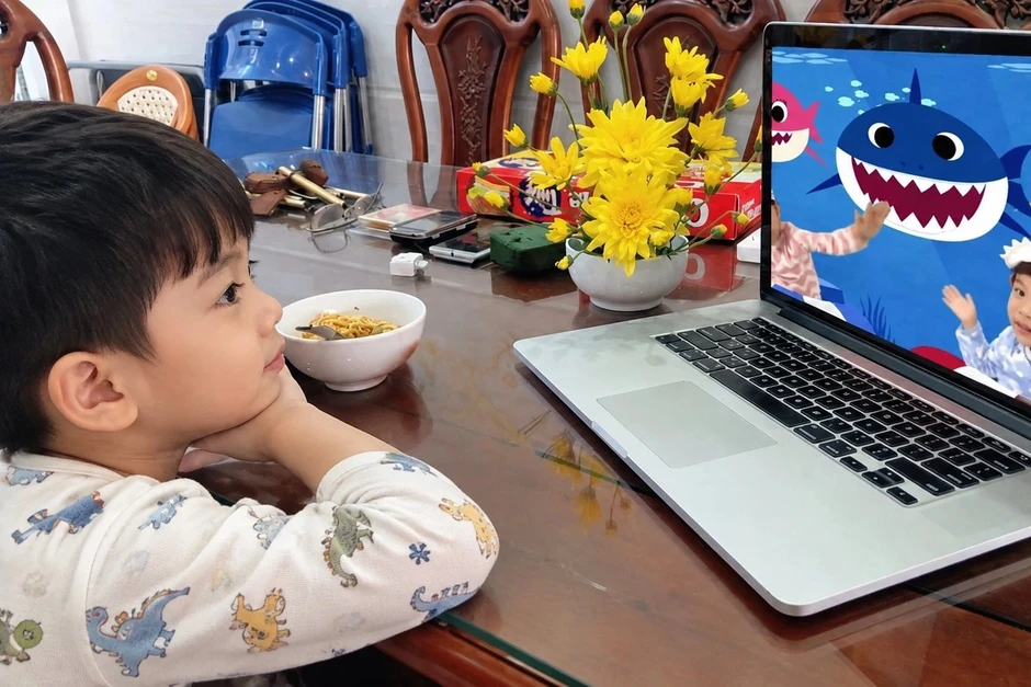 Ăn cơm là mở YouTube, mẹ hốt hoảng vì con 2 tuổi líu lo giống "tiếng Ả Rập" Ăn cơm là mở YouTube, mẹ hốt hoảng vì con 2 tuổi líu lo giống "tiếng Ả Rập"