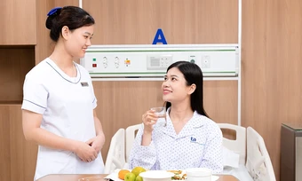 Ăn mặn sau sinh ảnh hưởng gì đến mẹ và bé? - Báo TinVina
