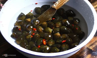 Ăn ốc có nên bỏ đuôi?