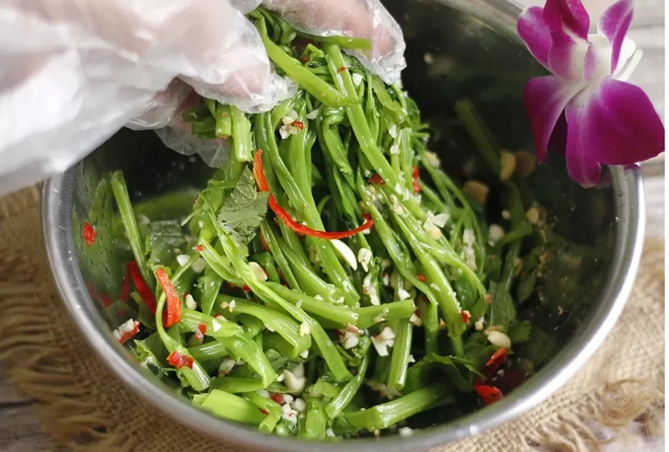 Ăn rau muống tái được không? Ăn rau muống tái được không?