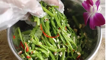 Ăn rau muống tái được không?