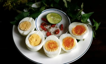 Ăn trứng mỗi ngày có tăng huyết áp, cholesterol?