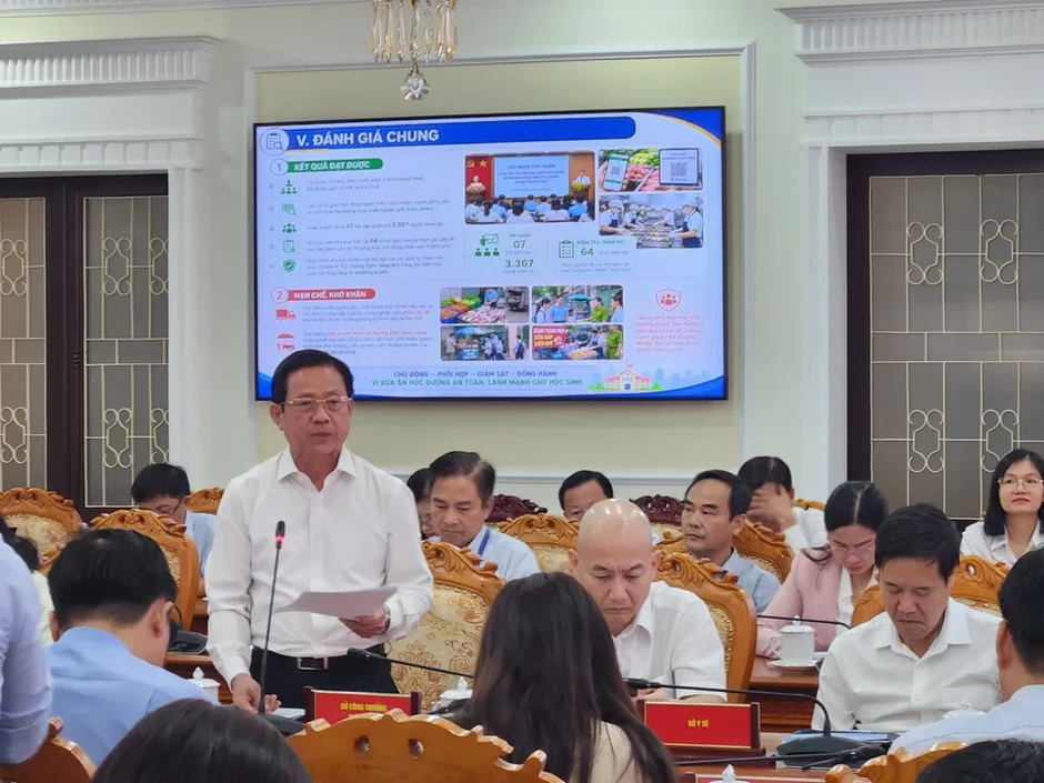 Áp lực kiểm soát an toàn thực phẩm với thức ăn đường phố, bữa ăn học đường