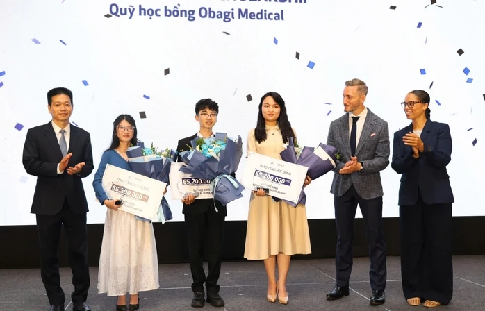 Ba bác sĩ nội trú nhận học bổng gần 200 triệu đồng Ba bác sĩ nội trú nhận học bổng gần 200 triệu đồng