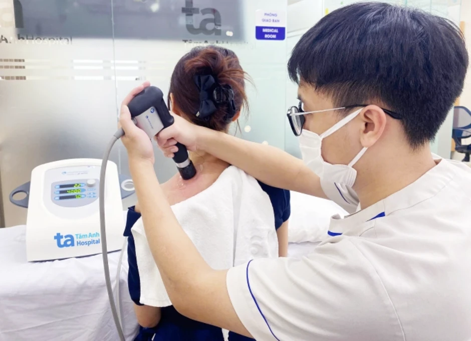 Ba bài tập giảm mỏi cổ vai gáy tại bàn cho dân văn phòng - Báo TinVina Ba bài tập giảm mỏi cổ vai gáy tại bàn cho dân văn phòng - Báo TinVina