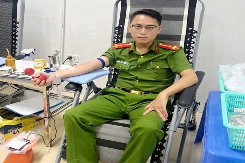 Ba cán bộ công an hiến máu cứu phạm nhân qua cơn nguy kịch Ba cán bộ công an hiến máu cứu phạm nhân qua cơn nguy kịch