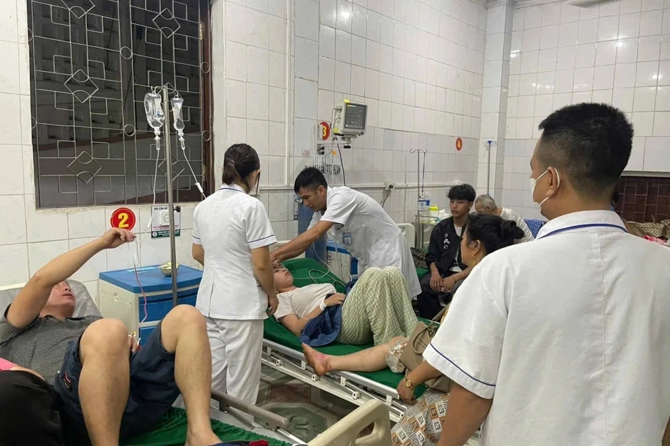 Ba người nhập viện nghi ngộ độc sau khi ăn rau rừng