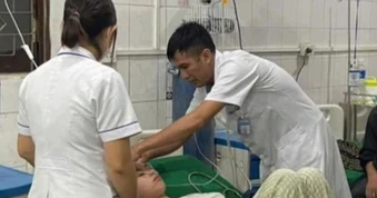 Ba người nhập viện nghi ngộ độc sau khi ăn rau rừng
