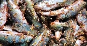 Ba trẻ em cùng gia đình nghi ngộ độc sau khi ăn cá ủ chua