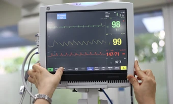 Ba trẻ ngưng tim vì đuối nước khi tắm hồ bơi