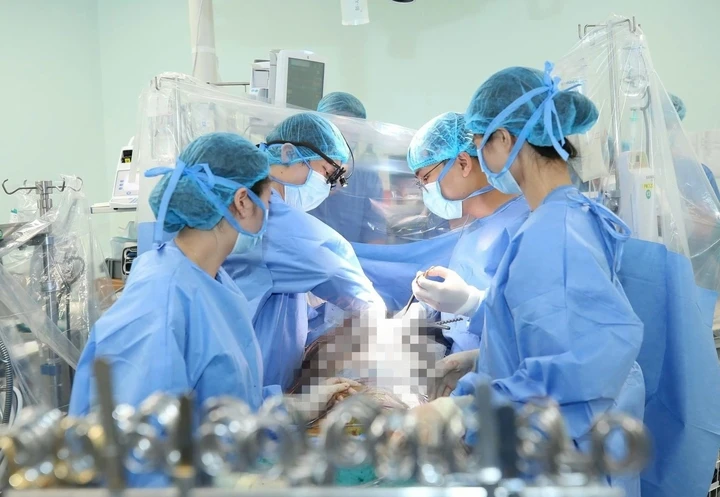 Ba xe cứu thương rời Bệnh viện E trong đêm: Cuộc chạy đua giành giật sự sống từng phút Ba xe cứu thương rời Bệnh viện E trong đêm: Cuộc chạy đua giành giật sự sống từng phút