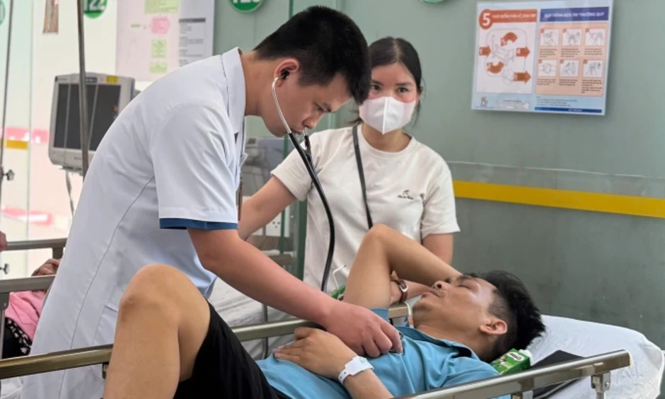 Bác sĩ Bạch Mai chỉ cách sơ cứu đúng khi say nắng, sốc nhiệt Bác sĩ Bạch Mai chỉ cách sơ cứu đúng khi say nắng, sốc nhiệt