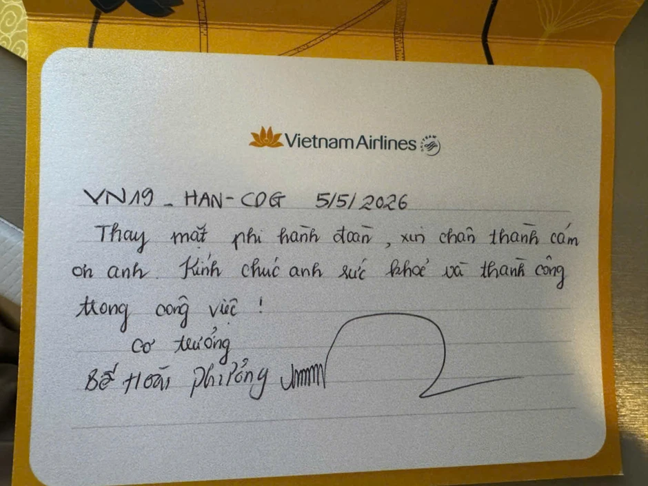 Bác sĩ Bạch Mai cứu 1 bệnh nhân liệt mặt ở không trung, trong chuyến bay Hà Nội - Paris Bác sĩ Bạch Mai cứu 1 bệnh nhân liệt mặt ở không trung, trong chuyến bay Hà Nội - Paris