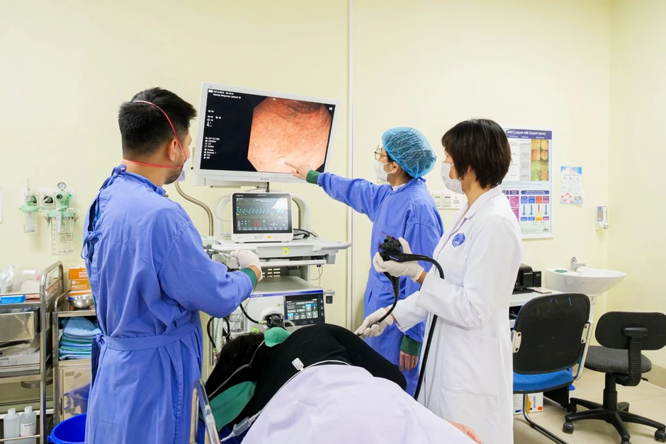 Bác sĩ bắt bệnh ung thư thực quản nhờ nội soi nhuộm màu, phóng đại 150 lần Bác sĩ bắt bệnh ung thư thực quản nhờ nội soi nhuộm màu, phóng đại 150 lần