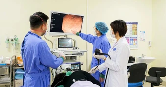 Bác sĩ bắt bệnh ung thư thực quản nhờ nội soi nhuộm màu, phóng đại 150 lần