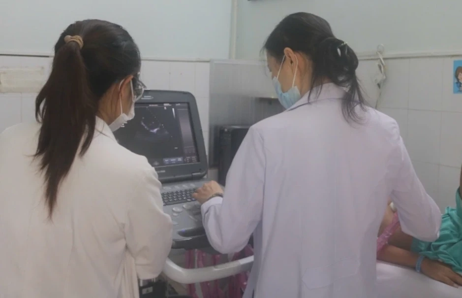 Bác sĩ bất ngờ rút chiếc tăm tre khỏi tim bé trai Bác sĩ bất ngờ rút chiếc tăm tre khỏi tim bé trai