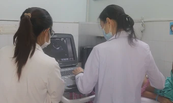 Bác sĩ bất ngờ rút chiếc tăm tre khỏi tim bé trai