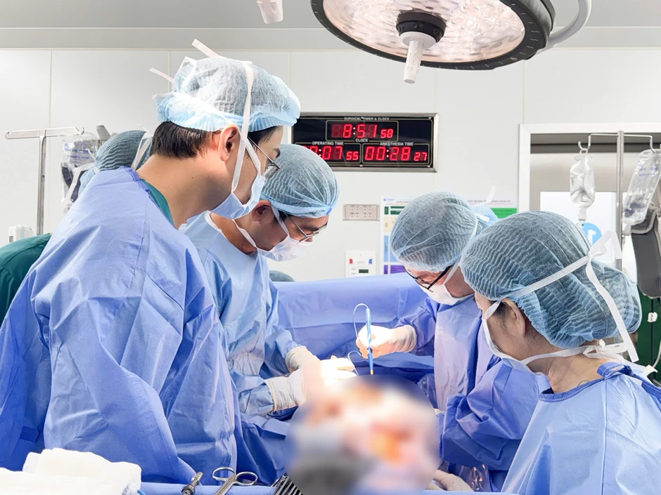 Bác sĩ 'bất ngờ' trước khối u xơ nặng kỷ lục của người phụ nữ 25 tuổi Bác sĩ 'bất ngờ' trước khối u xơ nặng kỷ lục của người phụ nữ 25 tuổi