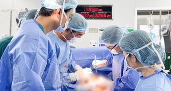 Bác sĩ 'bất ngờ' trước khối u xơ nặng kỷ lục của người phụ nữ 25 tuổi