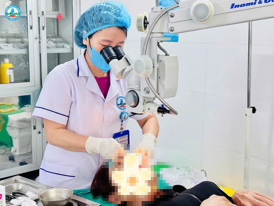 Bác sĩ bất ngờ về ổ rận mu bám chi chít trên lông mi người phụ nữ Bác sĩ bất ngờ về ổ rận mu bám chi chít trên lông mi người phụ nữ