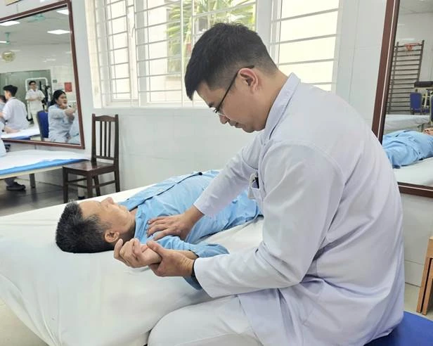 Bác sĩ Bệnh viện Bạch Mai cảnh báo 1 tình trạng bệnh đang tăng nhanh, người già hay trẻ đều mắc nhiều Bác sĩ Bệnh viện Bạch Mai cảnh báo 1 tình trạng bệnh đang tăng nhanh, người già hay trẻ đều mắc nhiều